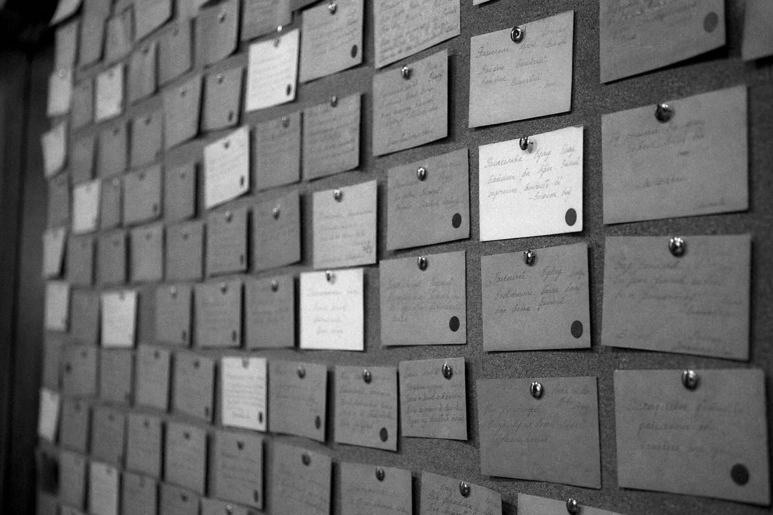 The ornament survival wall. Green cards mean meend survived a full phrase; red means collapse into western melisma.
